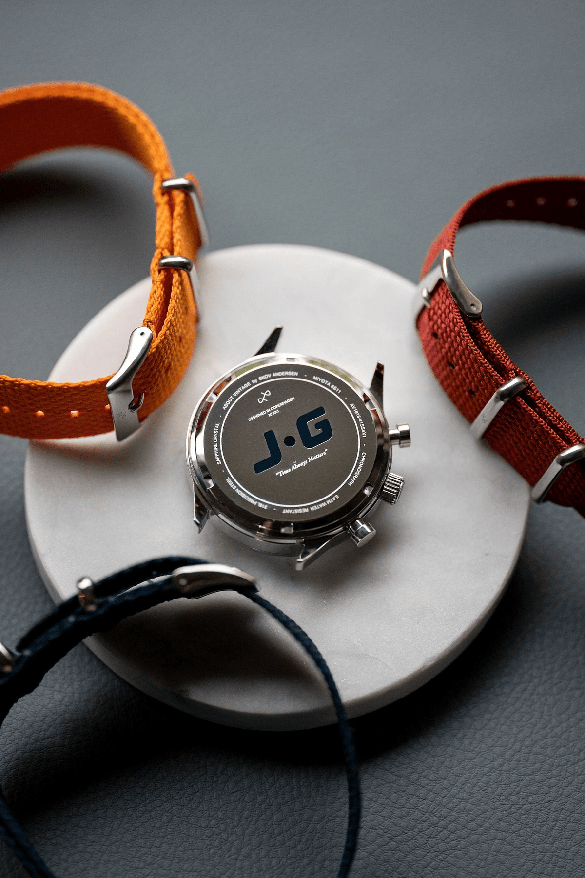 1815 Justin Gatlin, Gold / Blue Turtle fra AV86 Chronograph med kronografbagside samt udskiftelige NATO-remme i stof i farverne orange, rød og blå