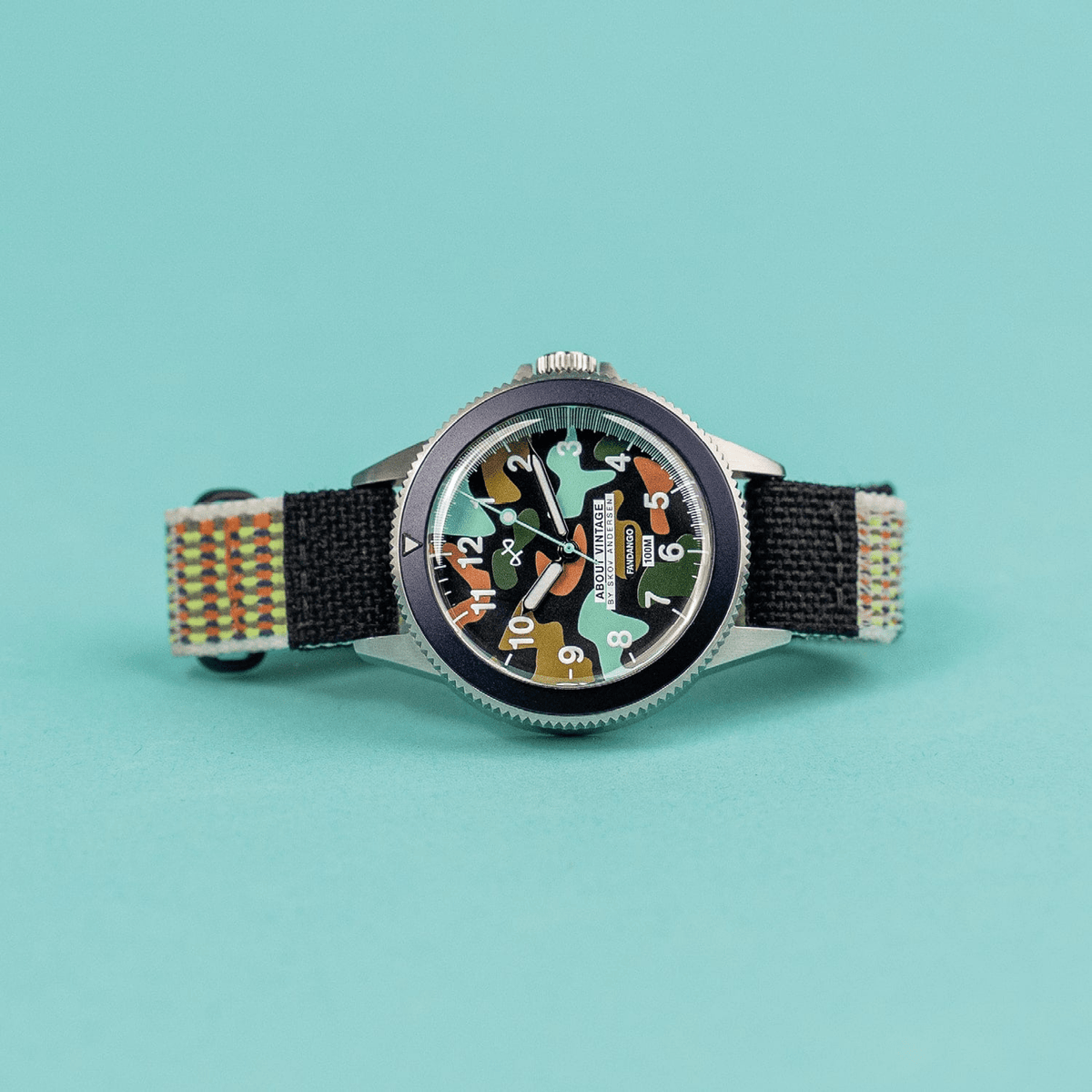 Fandango « KAI » par AV86, avec cadran camouflage, verre saphir, guichet de date, boîtier en acier inoxydable et bracelet en tissu