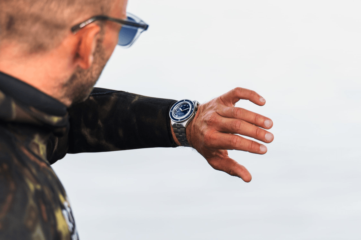 AV86 Marine Automatic fra 1956 – et vintage-inspireret dykkerur med Sapphire Crystal, kompasring og metalarmbånd