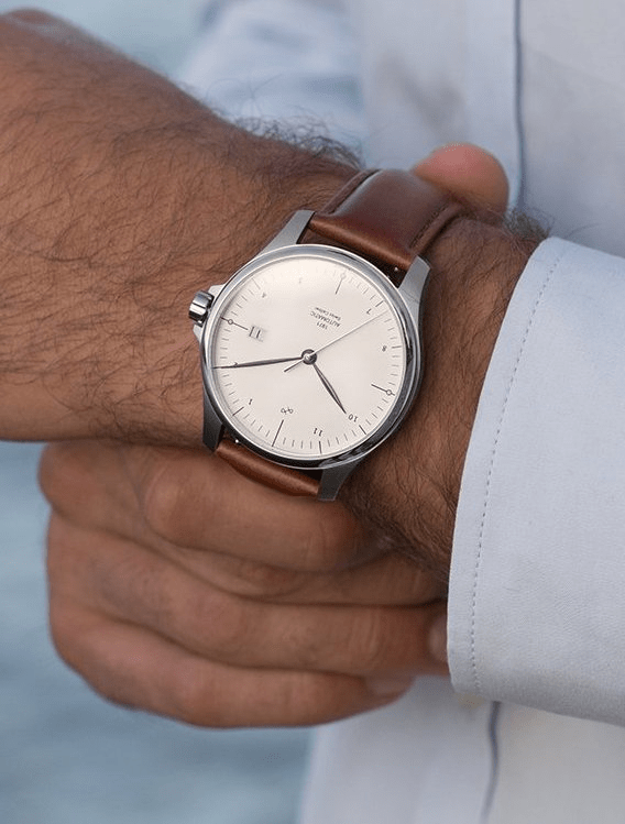 Garde-temps de luxe minimaliste « 1971 Automatique » d'AV86, dotée d'un verre saphir, d'un mouvement automatique et d'un bracelet en cuir marron