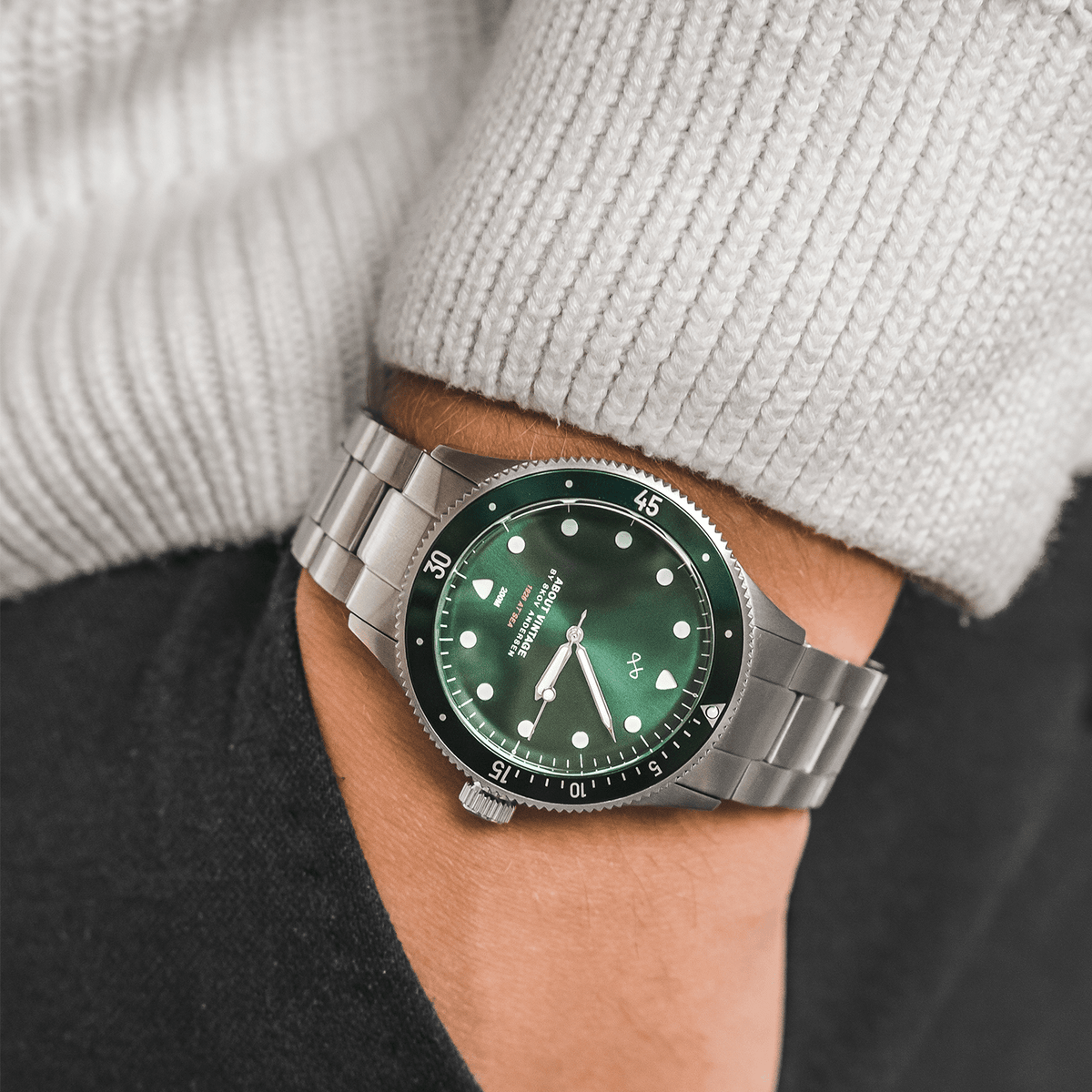 1926 At'sea par AV86 : montre de plongée d'inspiration vintage avec verre saphir, lunette tournante et bracelet en acier inoxydable