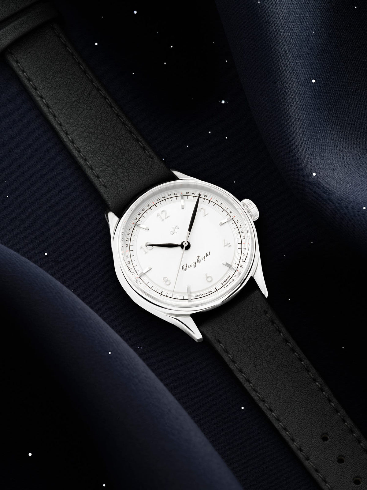 1968 Sixtyeight fra AV86 – et vintage-inspireret dressurur med minimalistisk urskive, Sapphire Crystal og sort læderrem